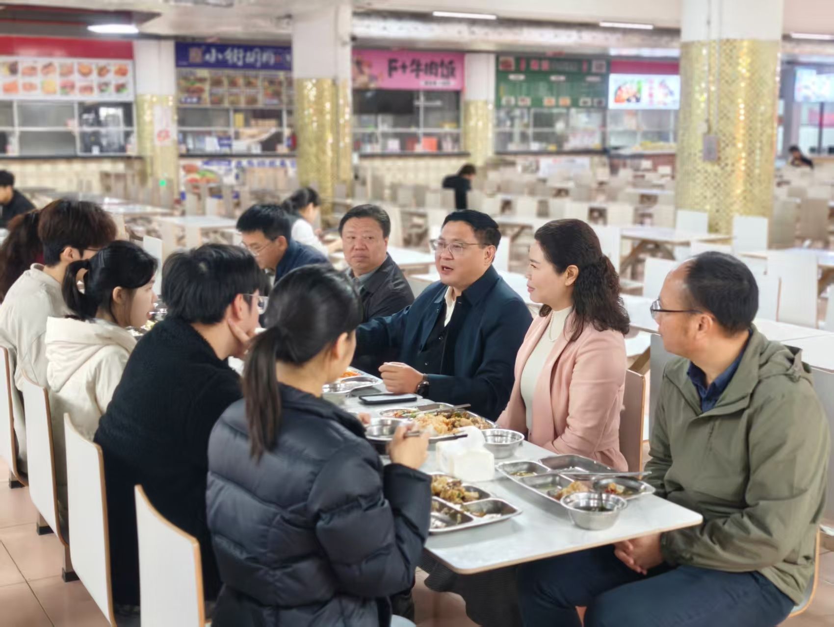 幸小涛书记深入学生社区走访调研