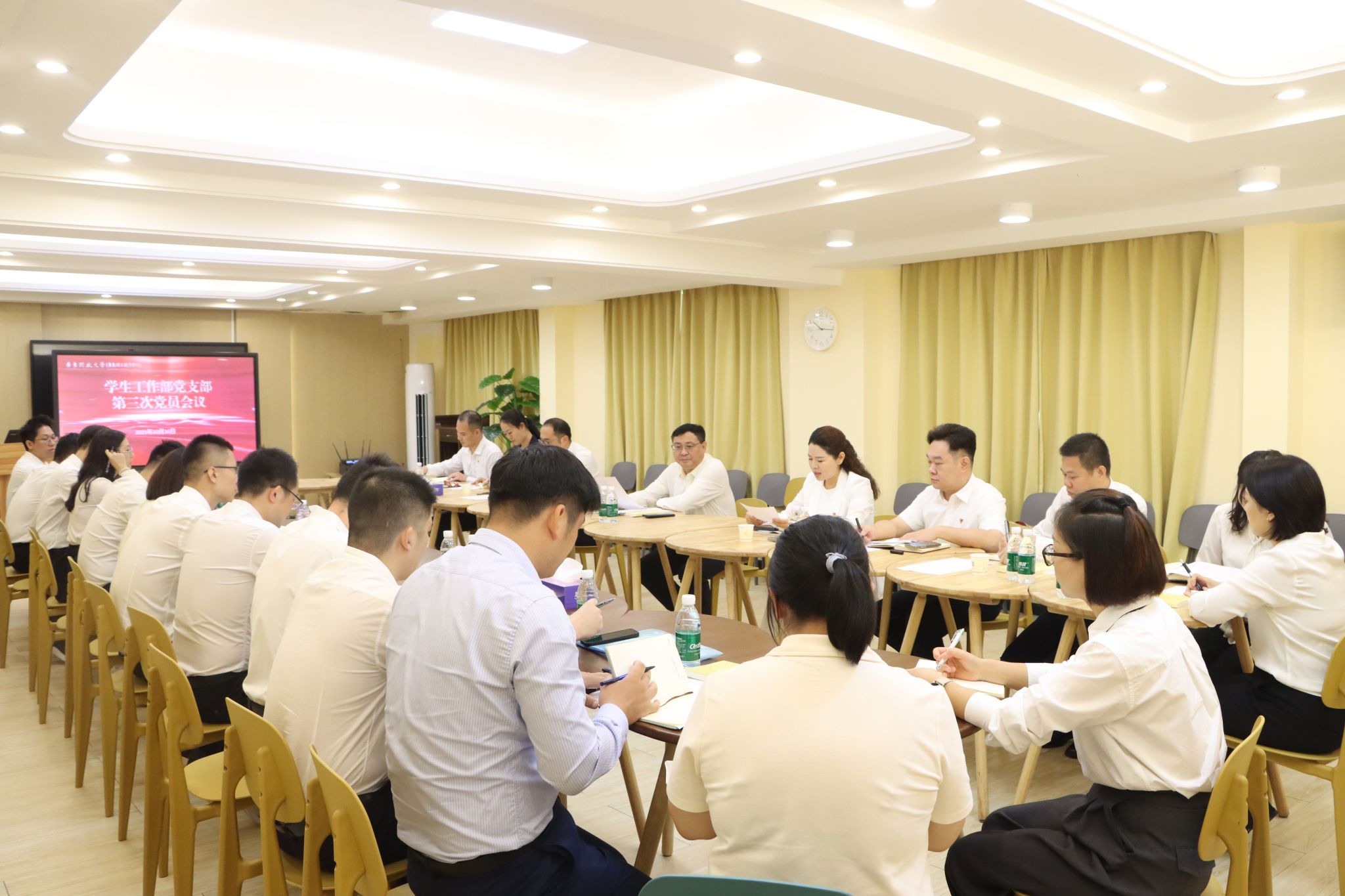 幸小涛书记深入社区指导学生党建工作